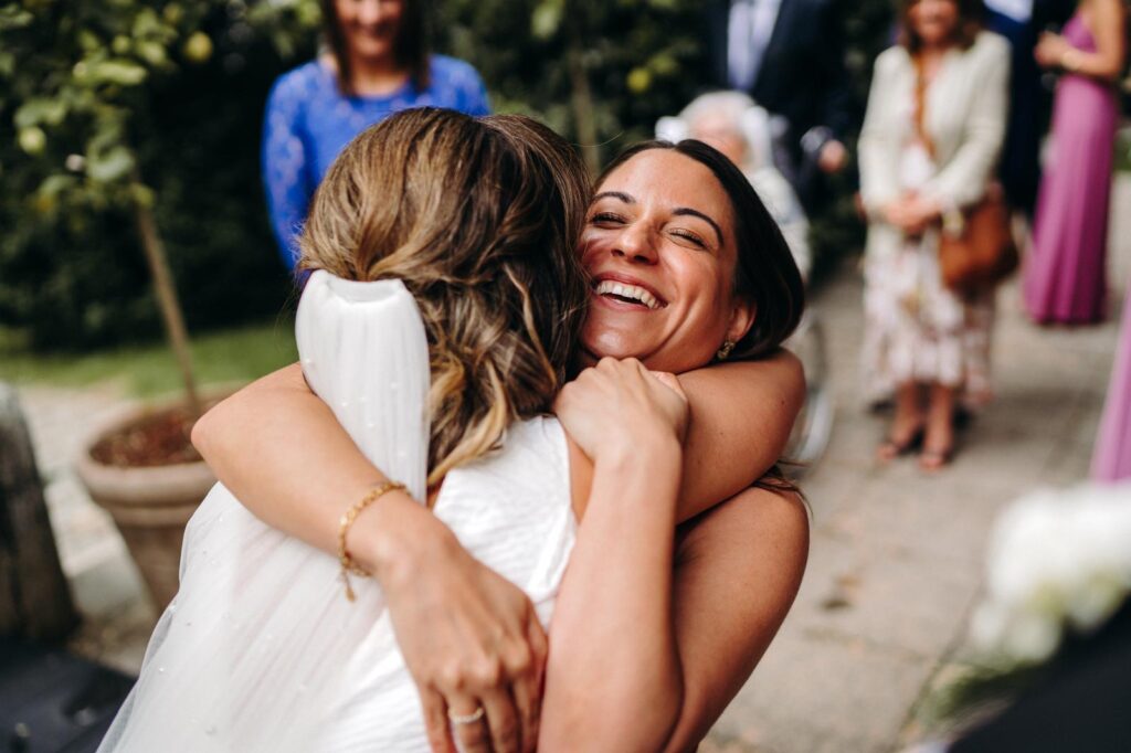 Traurednerin Jasmin Faour beglückwünscht das Hochzeitspaar