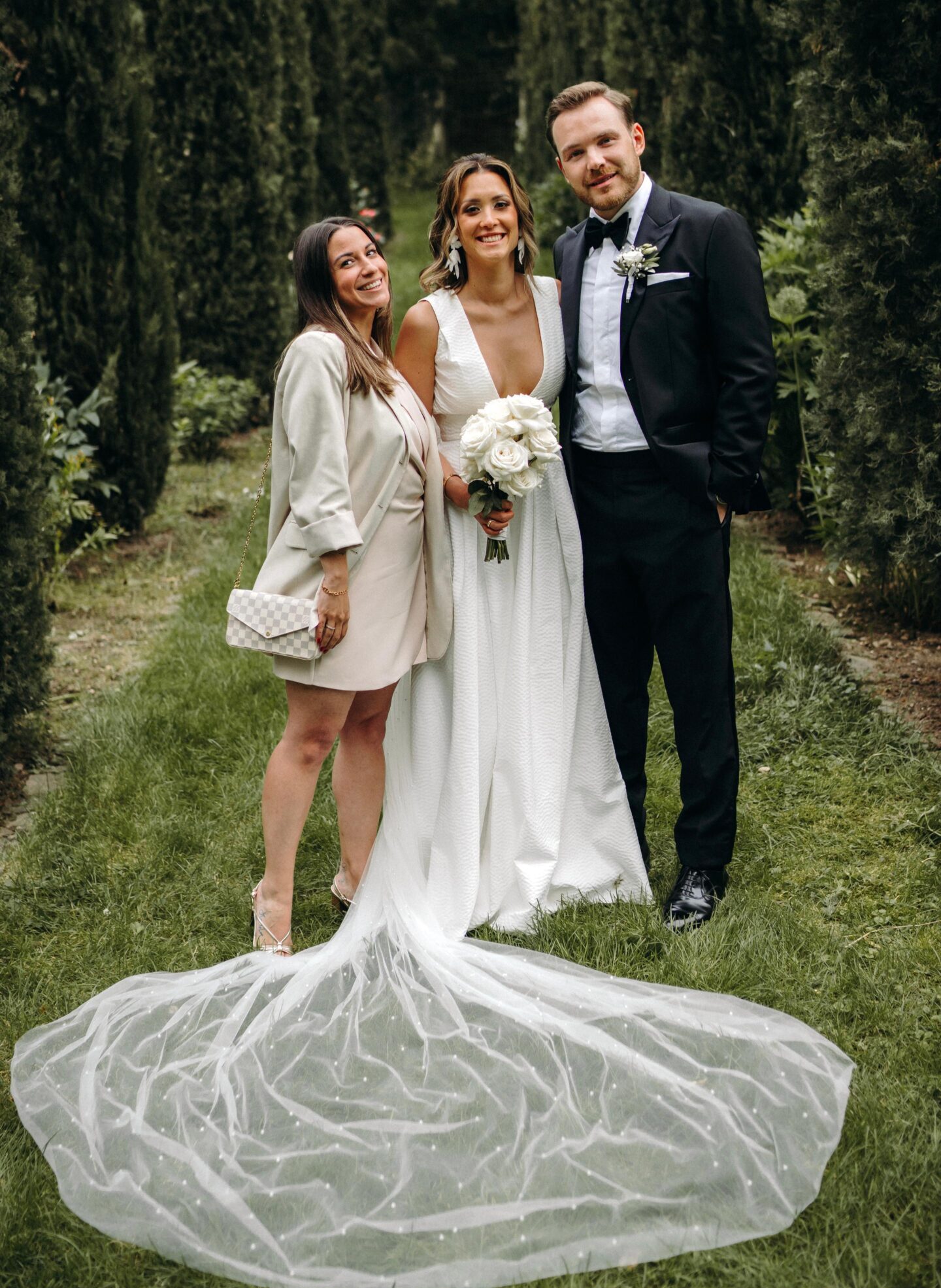 Traurednerin Jasmin Faour mit eine Hochzeitspaar auf einer Freien Trauung