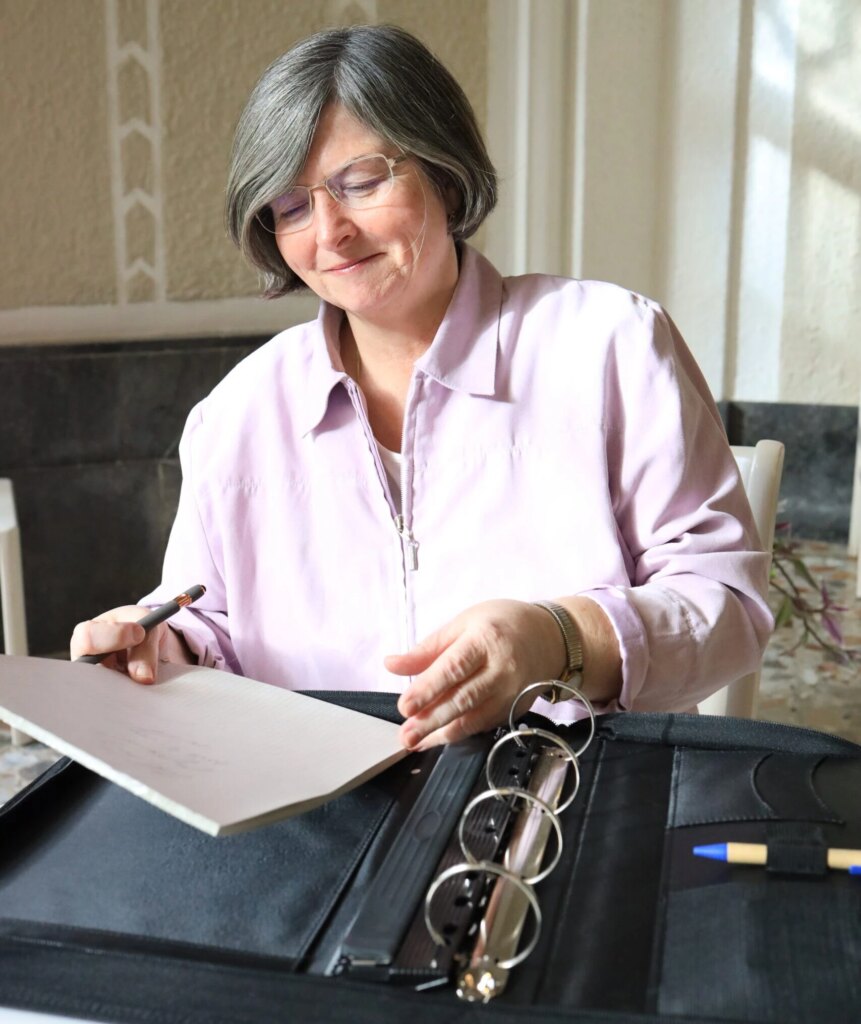 Freie Rednerin Annette Karl beim Schreiben einer Rede