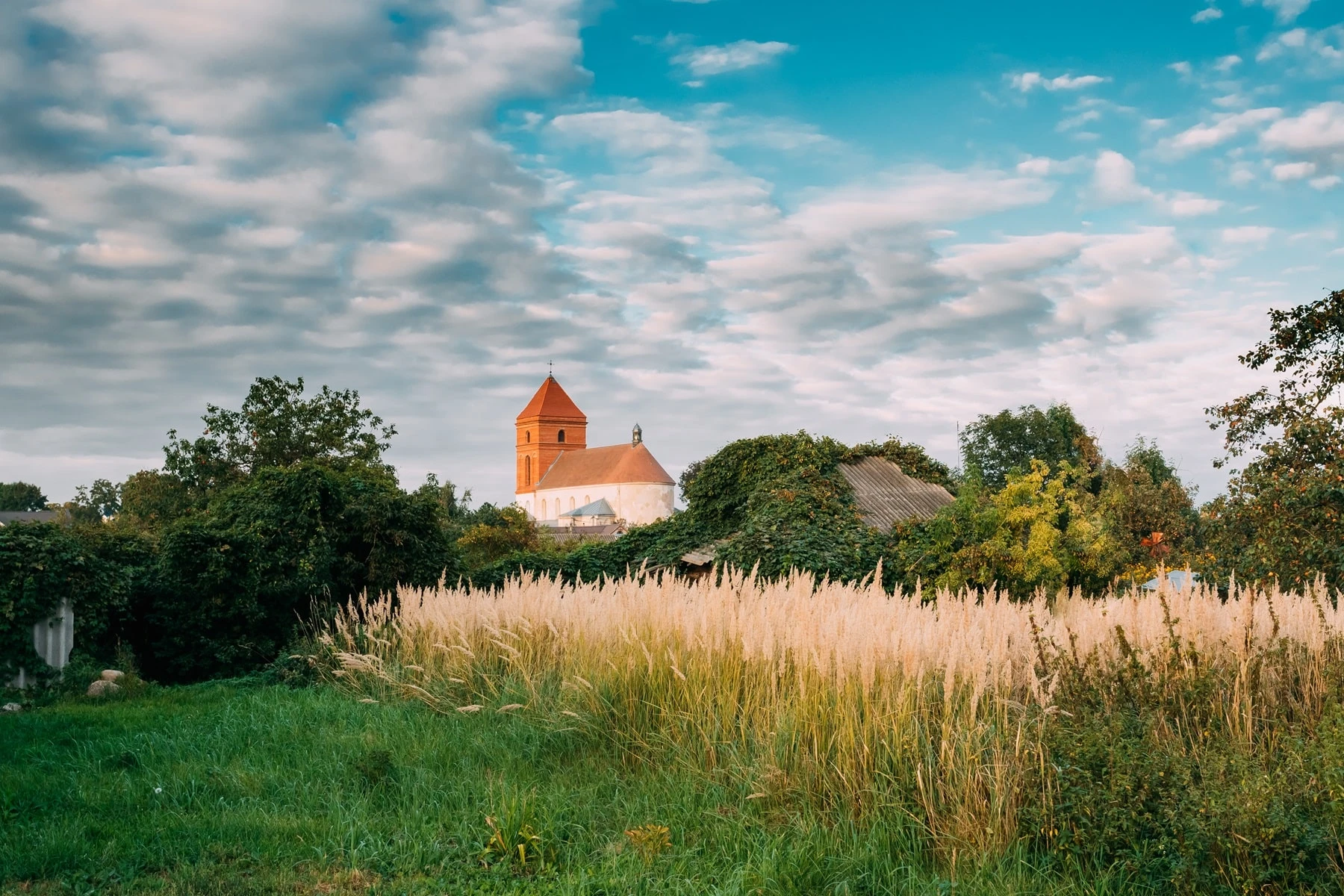 Trauerrednerin und Trauerredner Recklinghausen finden 1 Trauerredner Recklinghausen - Blick auf eine Kirche im ländlichen Raum