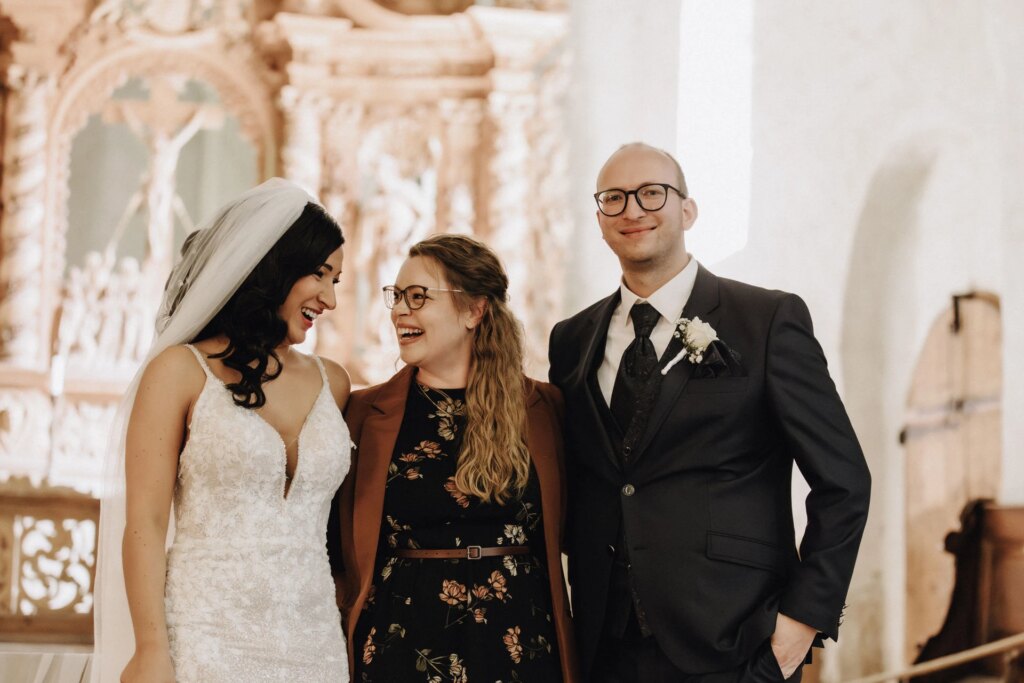 Traurednerin Steffi Beerbom mit glücklichem Hochzeitspaar nach der Zeremonie