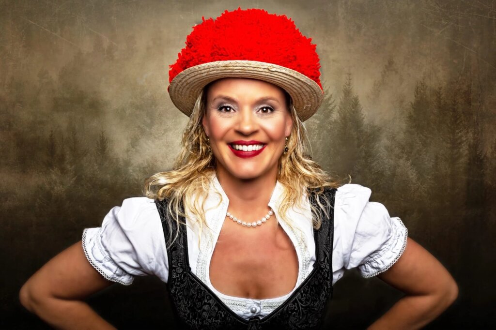 Freie Rednerin Yvonne Effinger mit Bollenhut