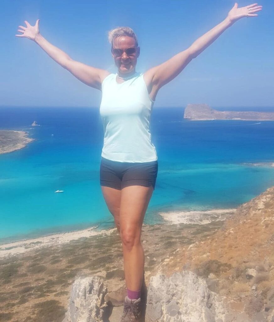 Traurednerin Yvonne Effinger in der Natur am Meer
