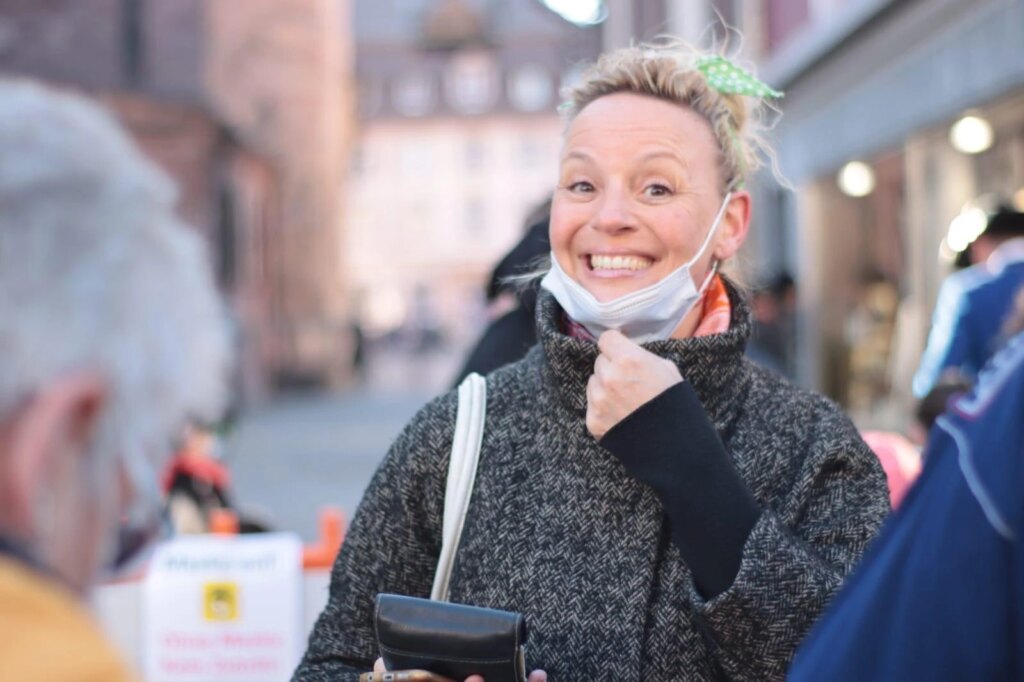 Freie Rednerin Yvonne Effinger strahlt in die Kamera