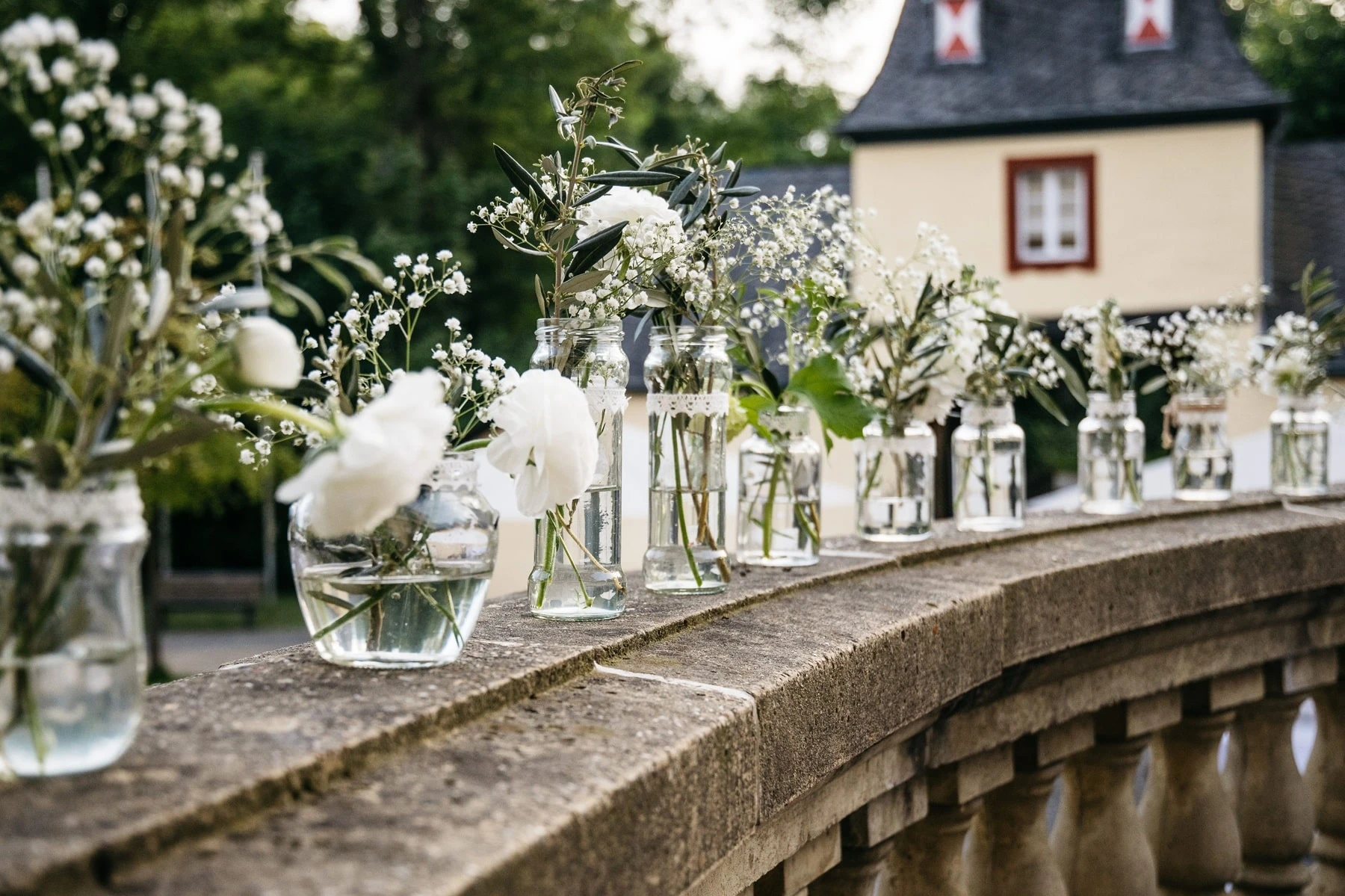 Traurednerin & Trauredner Moers | Hier Profis finden 2 Traurednerin Moers - individuelle Vasen für Hochzeitsblumen