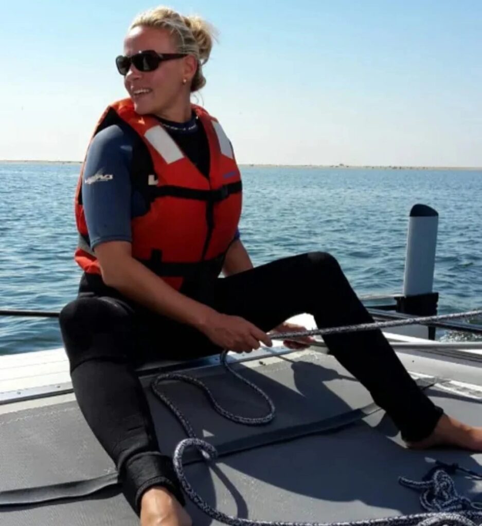 Traurednerin Yvonne Effinger beim Boot fahren