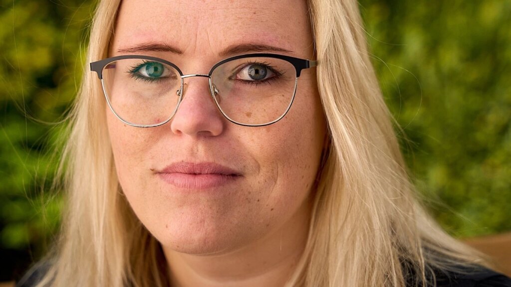 Traurednerin Verena Köplin mit Blick in die Kamera