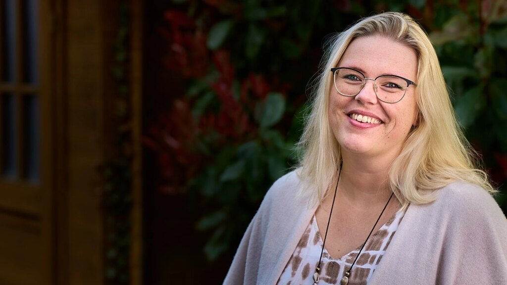 Freie Rednerin Verena Köplin lächelt in die Kamera