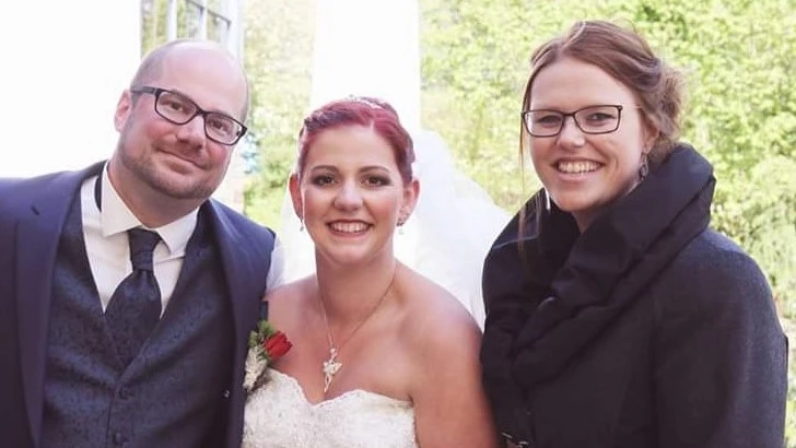 Traurednerin Verena Köplin mit einem Hochzeitspaar nach einer Freien Trauung