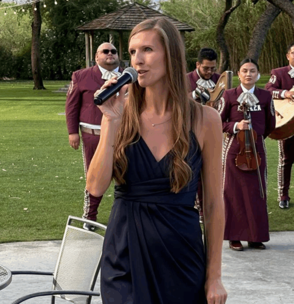 Freie Rednerin Alina Reinhard bei einer Freien Trauung mit Band im Hintergrund
