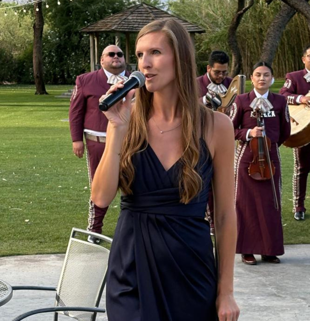 Freie Rednerin Alina Reinhard bei einer Freien Trauung mit Band im Hintergrund