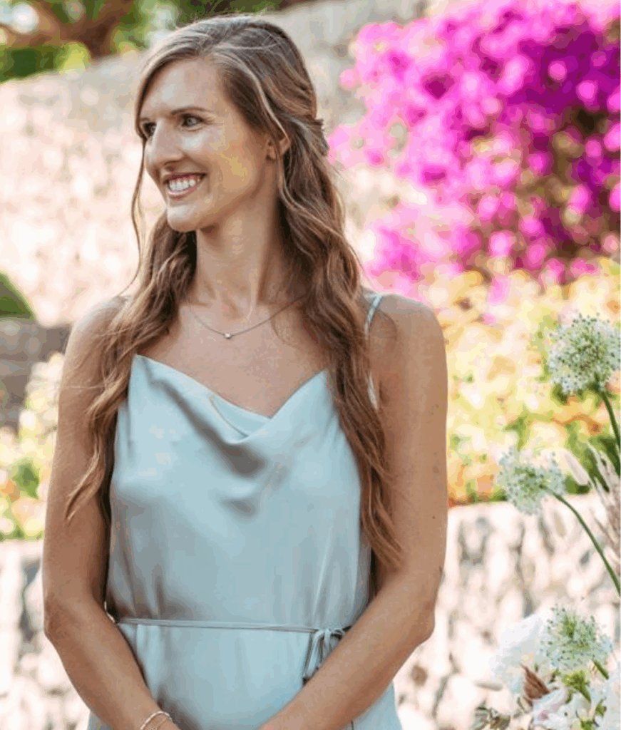 Traurednerin Alina Reinhard während einer Zeremonie mit strahlendem Lachen