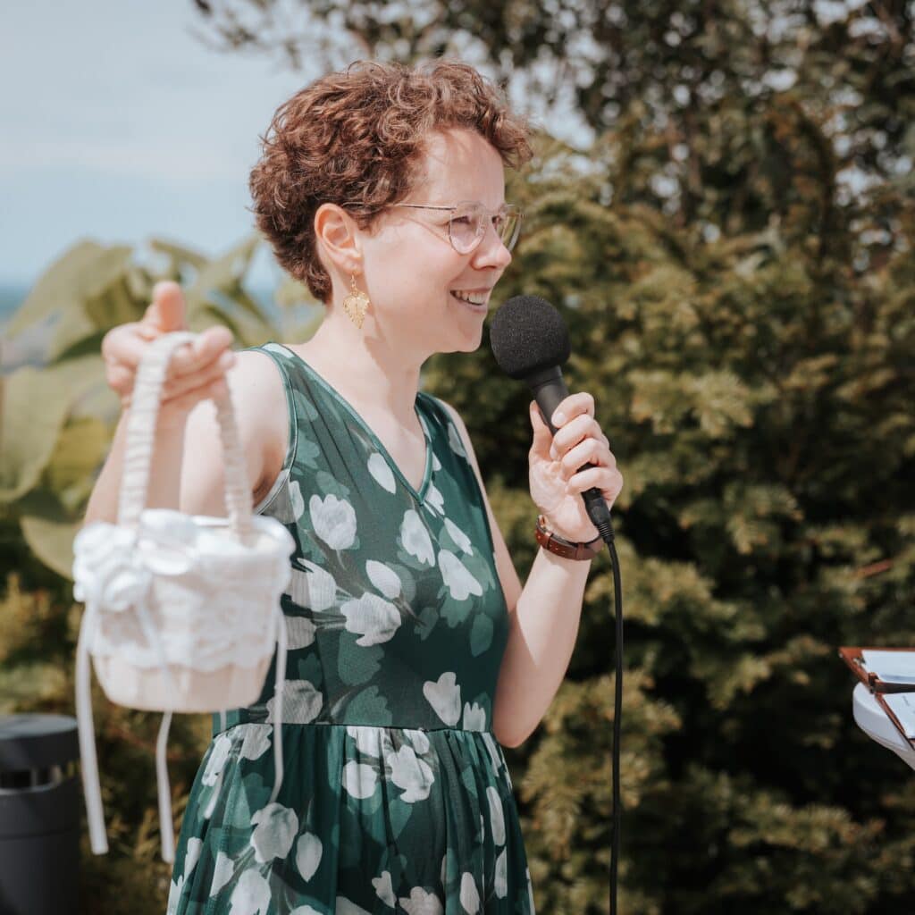 Traurednerin Anja Graf bei einer Freie Trauung mit einem Körbchen für die Symbolische Handlung in der Hand.