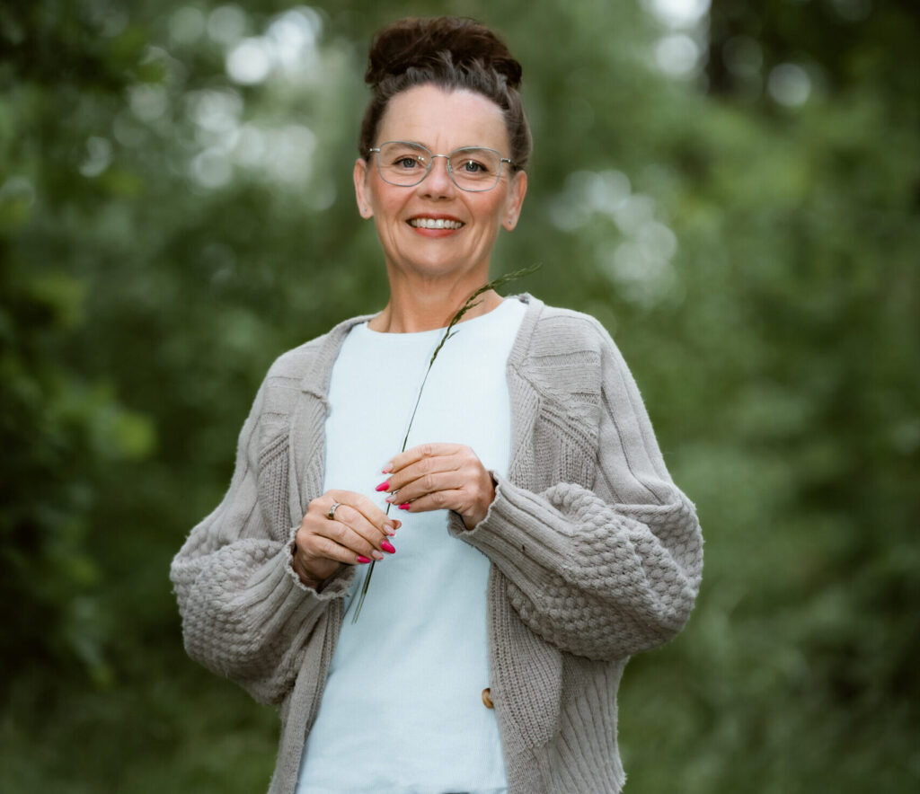 Traurednerin Kati Kreyser in der Natur