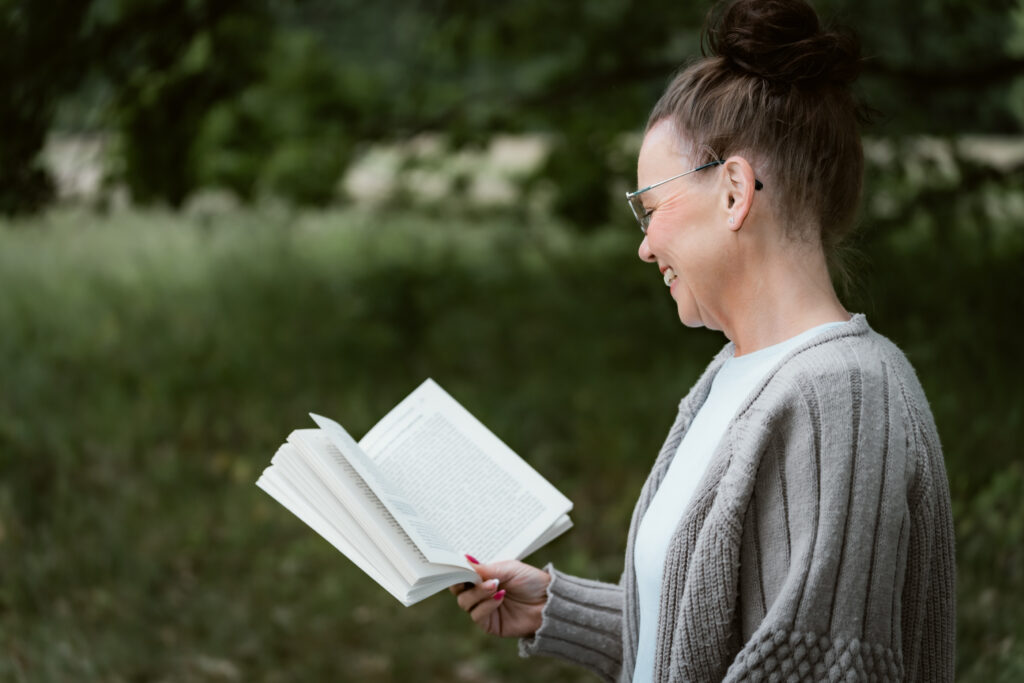 Traurednerin Kati Kreyser liest ein Buch