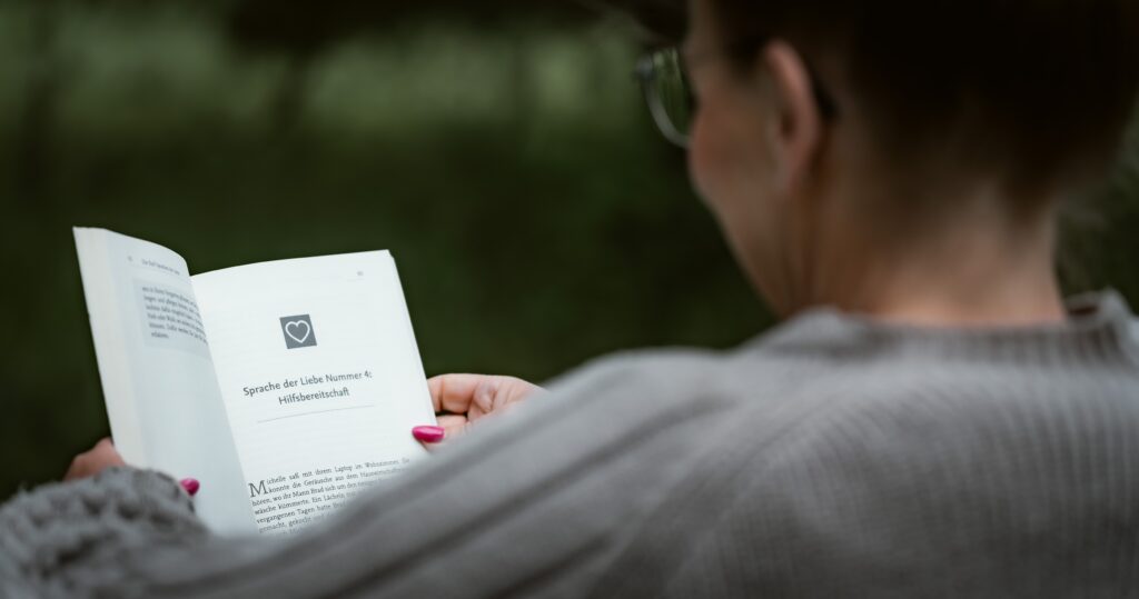 Freie Rednerin Kati Kreyser liest in der Natur ein Buch