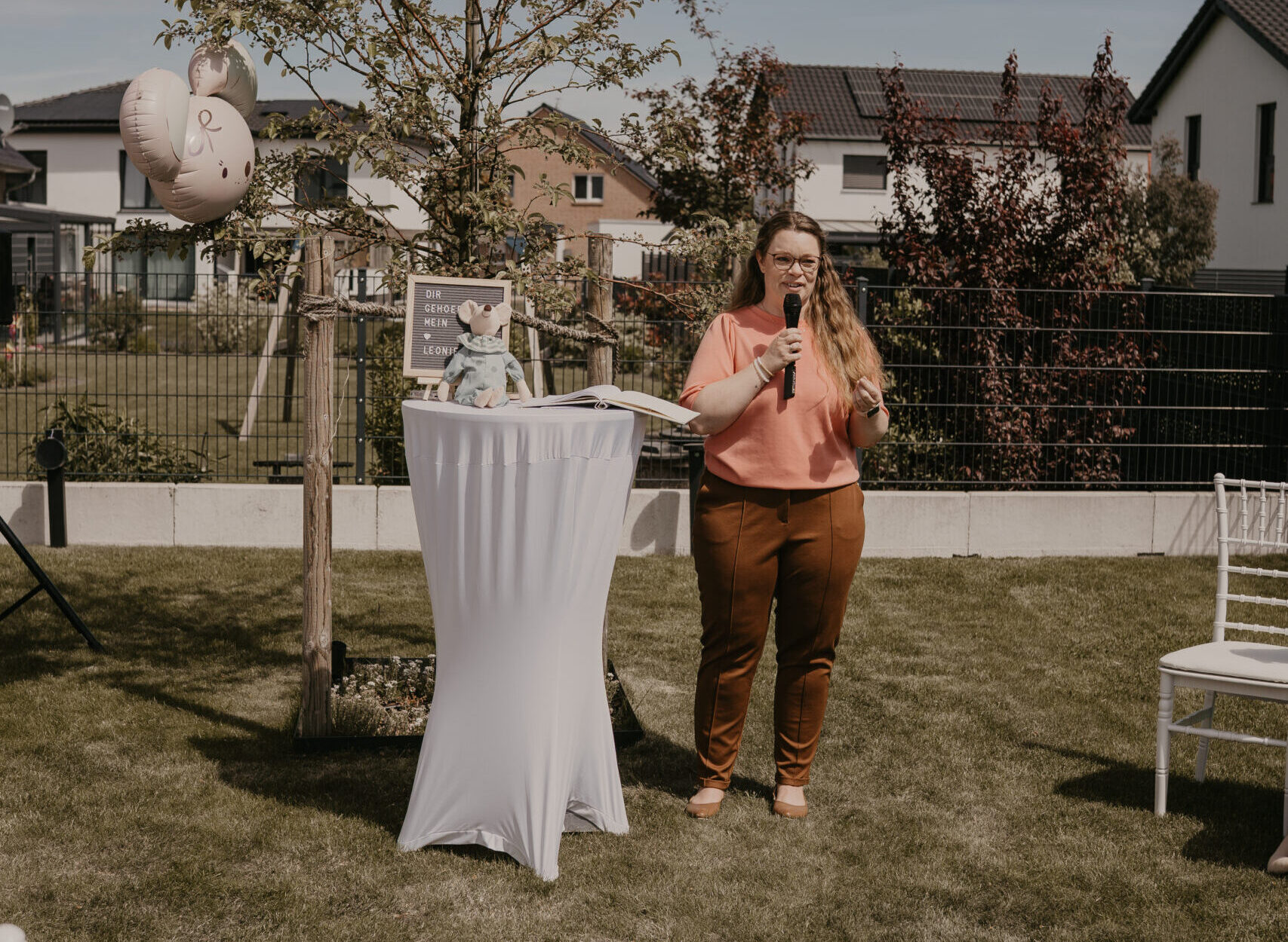 Freie Rednerin Steffi Beerbom bei einem Willkommensfest