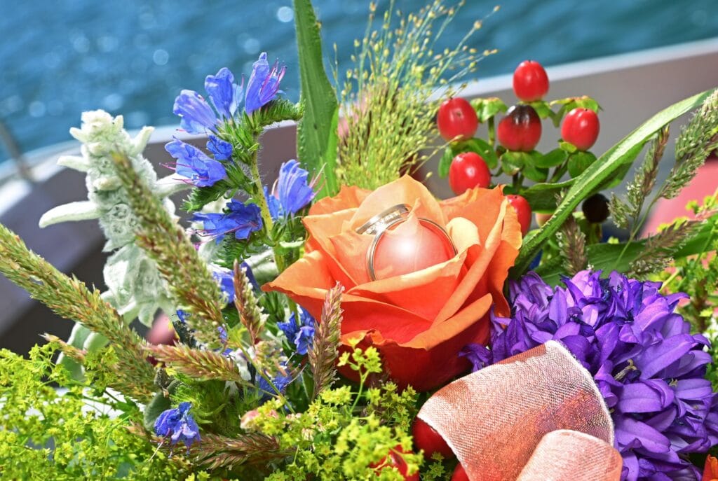 Ehering und wunderschöne Blumen auf einer Freien Trauung mit Vera Sumetshammer