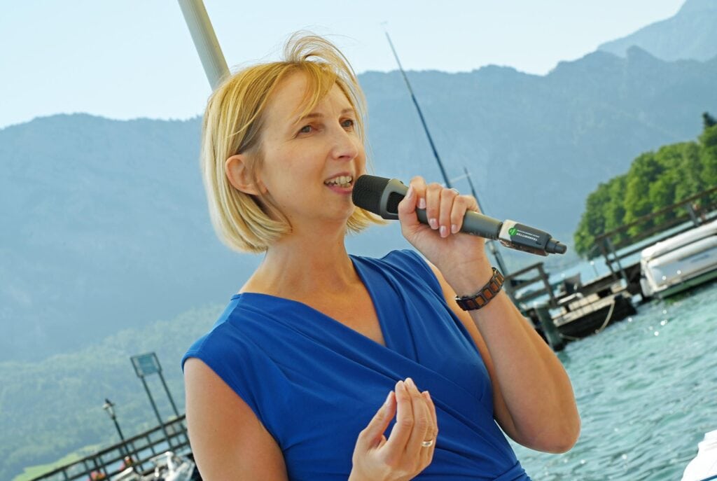 Traurednerin Vera Sumetshammer bei einer Freien Trauung