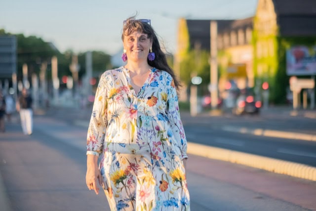 Traurednerin Ingrid Wolthusen in der Stadt