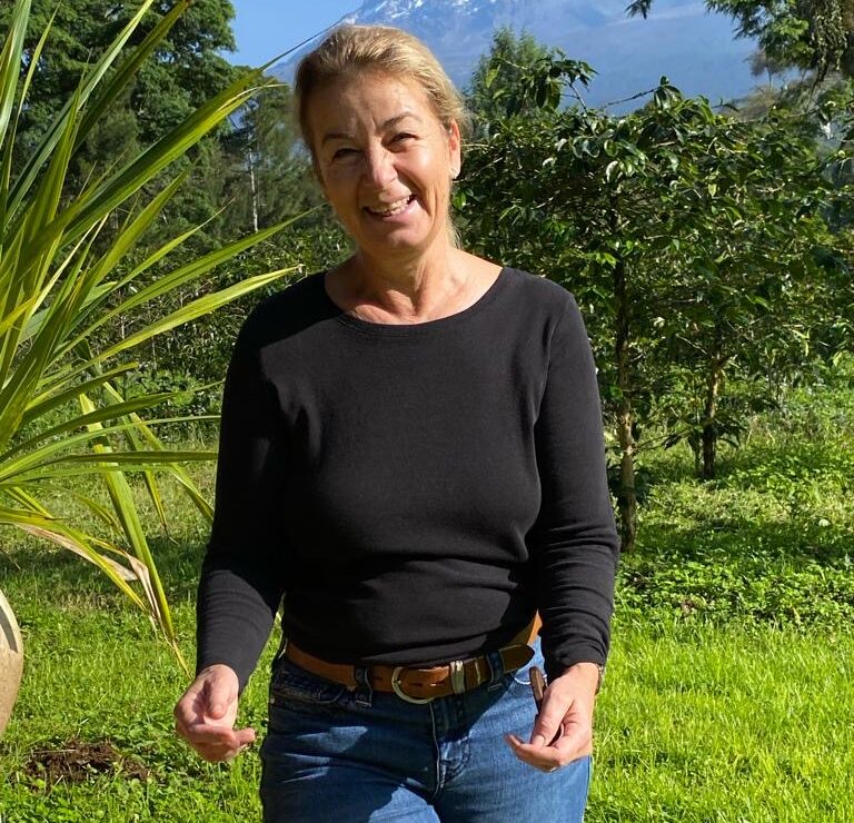 Freie Rednerin Angela Weinhardt steht im Grünen