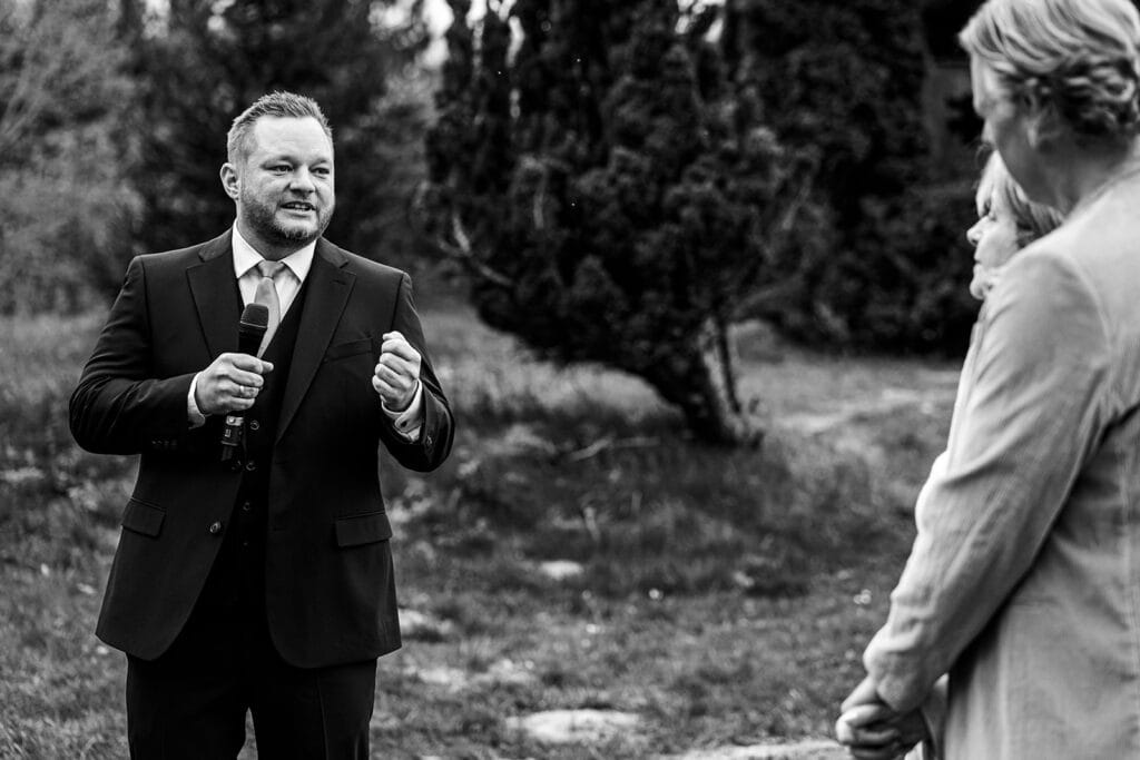 Freier Redner Tom Salzlechner bei einer Trauung - schwarz weiß Bild