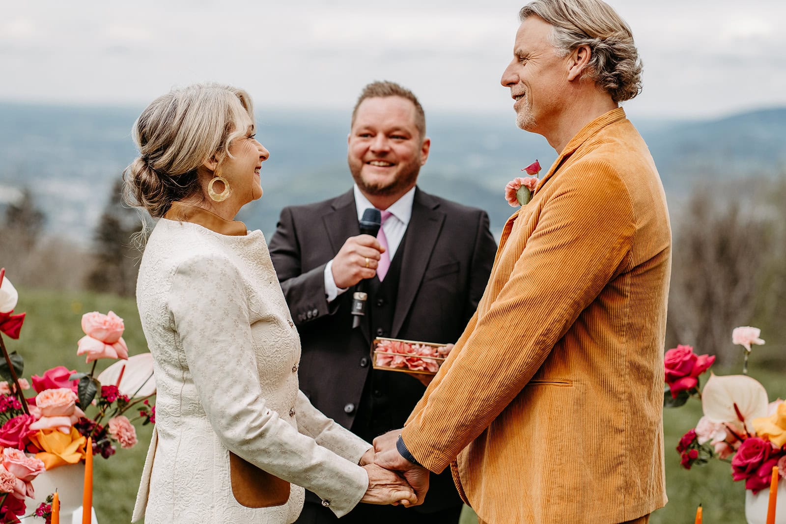 Trauredner Tom Salzlecher beim großen Moment der Zeremonie: die Traufrage