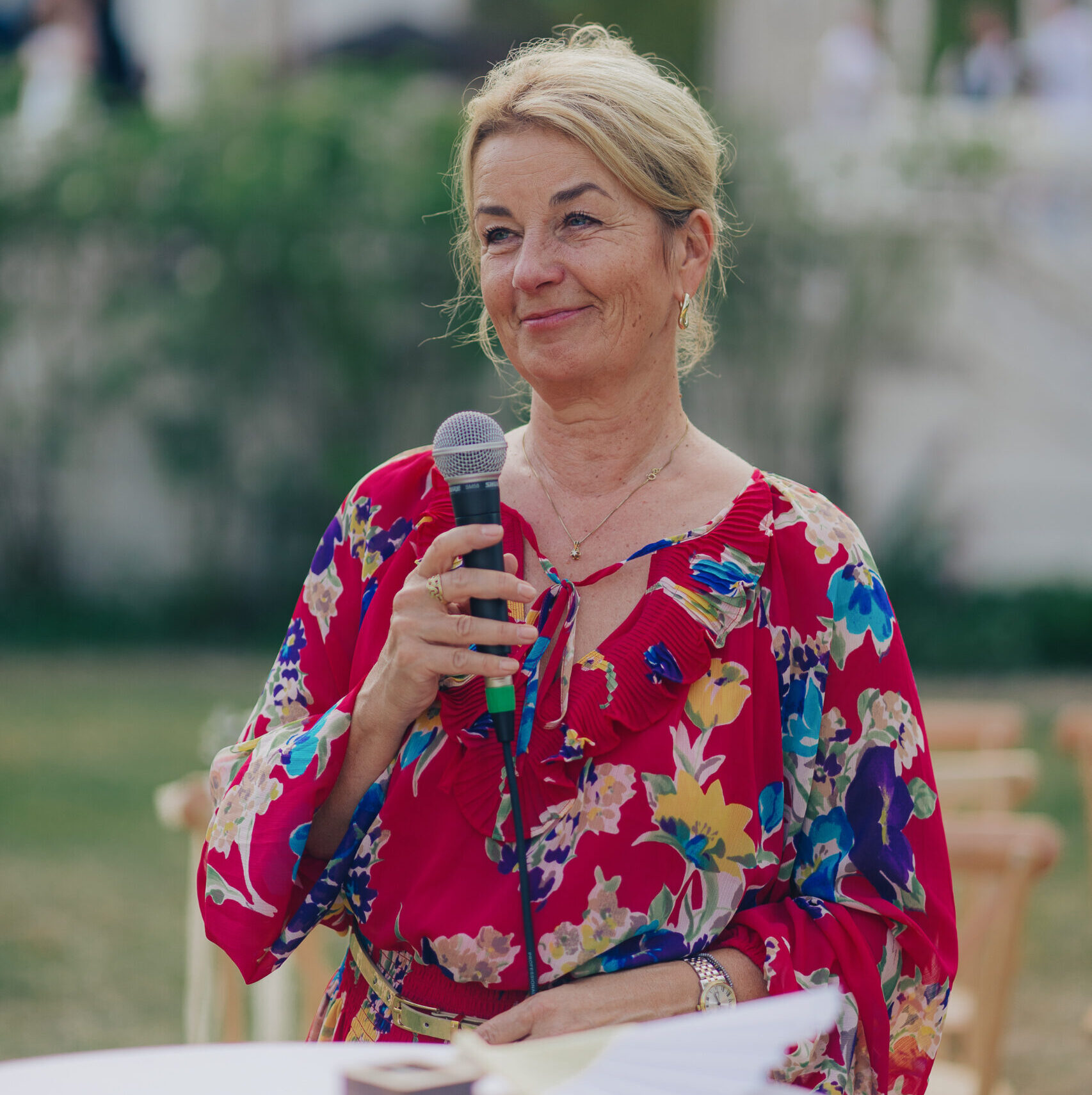 Traurednerin Angela Weinhardt begleitet eine Freie Trauung