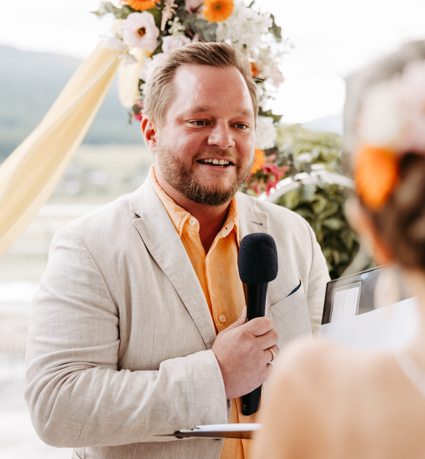 Trauredner Tom Salzlechner spricht zur Braut