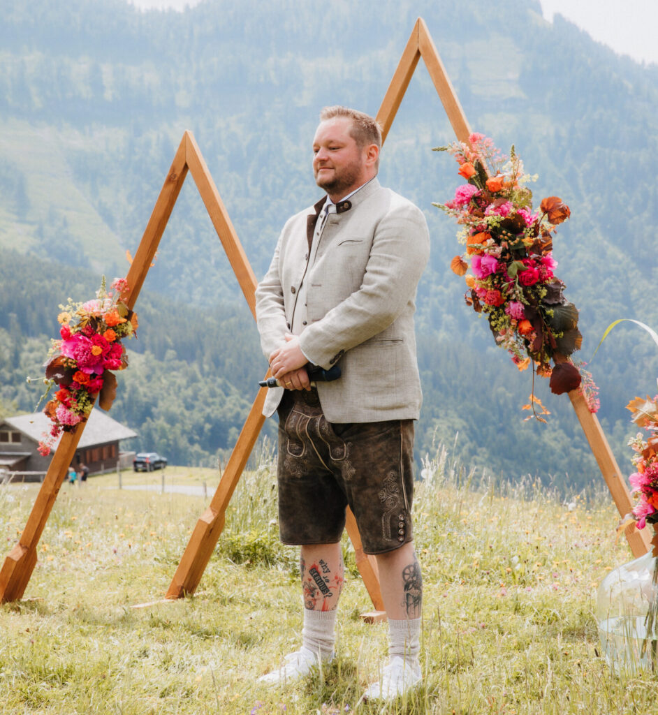 Trauredner Tom Salzlechern auf einem Berg vor einem dreieckigen Trauungen