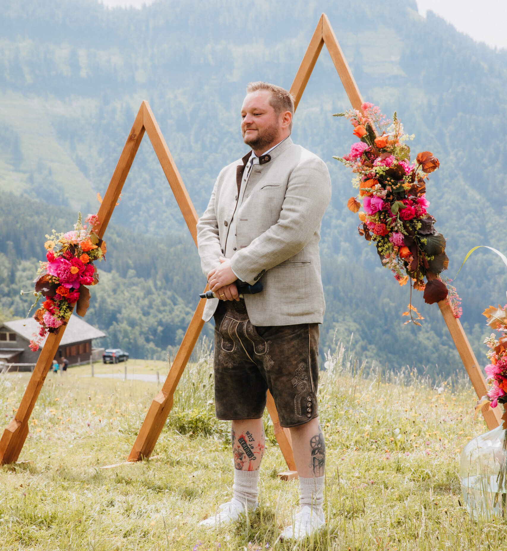 Trauredner Tom Salzlechern auf einem Berg vor einem dreieckigen Trauungen