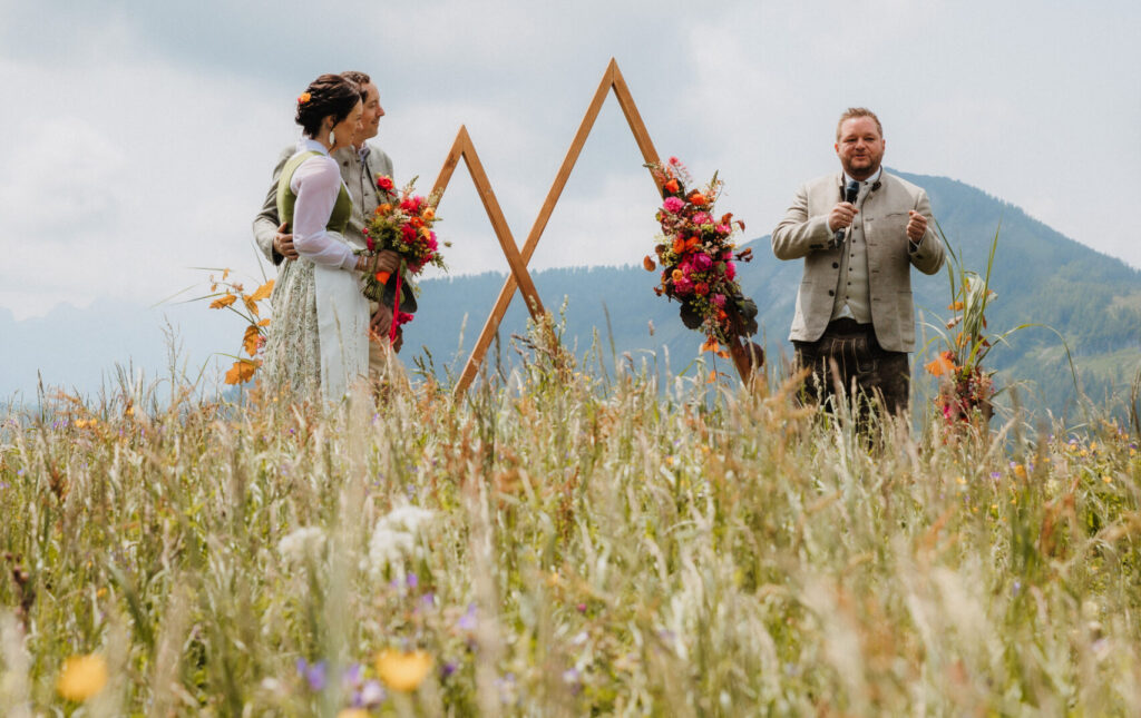 Freier Redner Tom Salzlechner bei einer Freien Trauung auf dem Berg in Lederhosen
