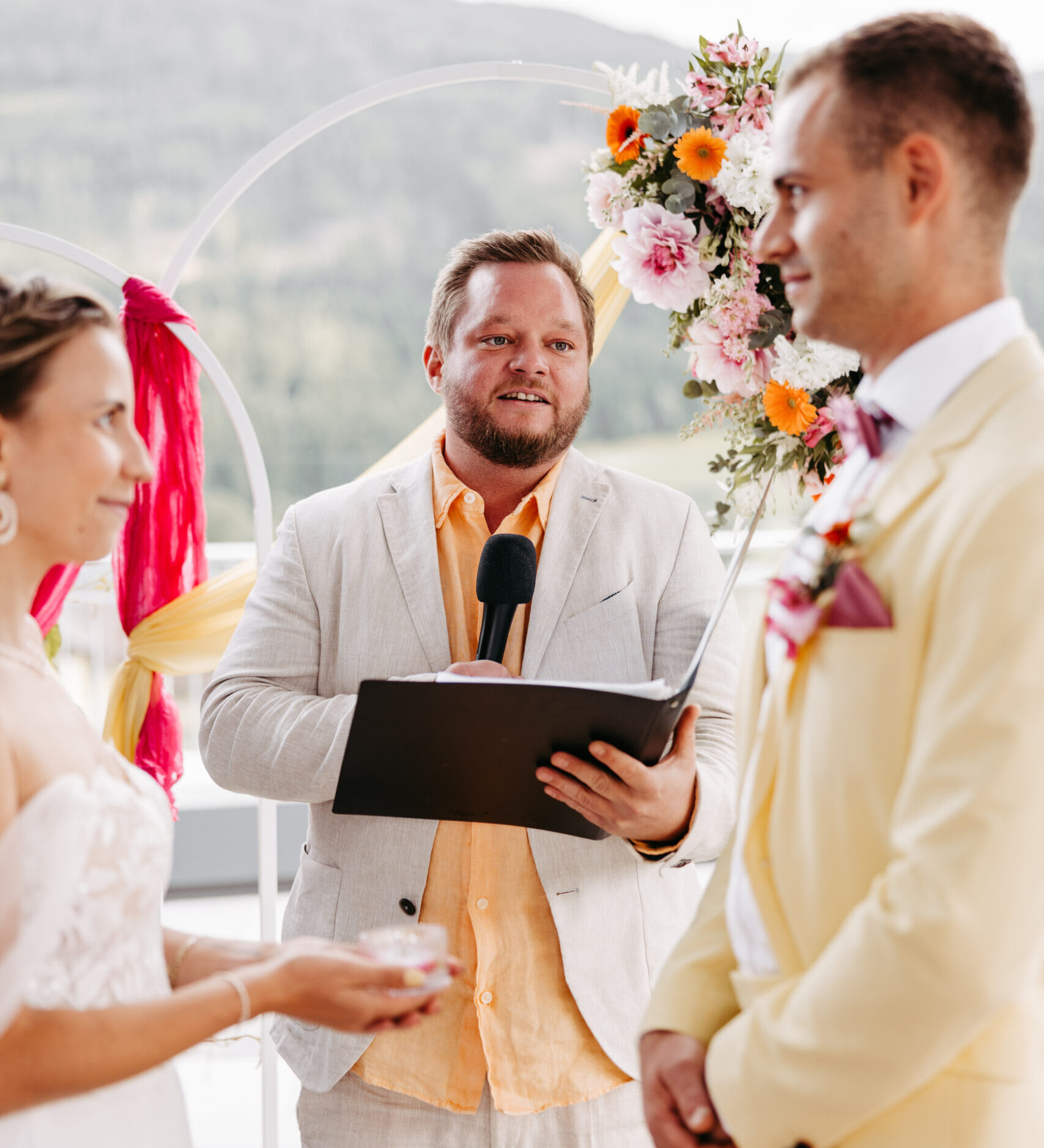 Tom Salzlechner ist Traureddner und stellt seinem Hochzeitspaar gerade die Traufrage