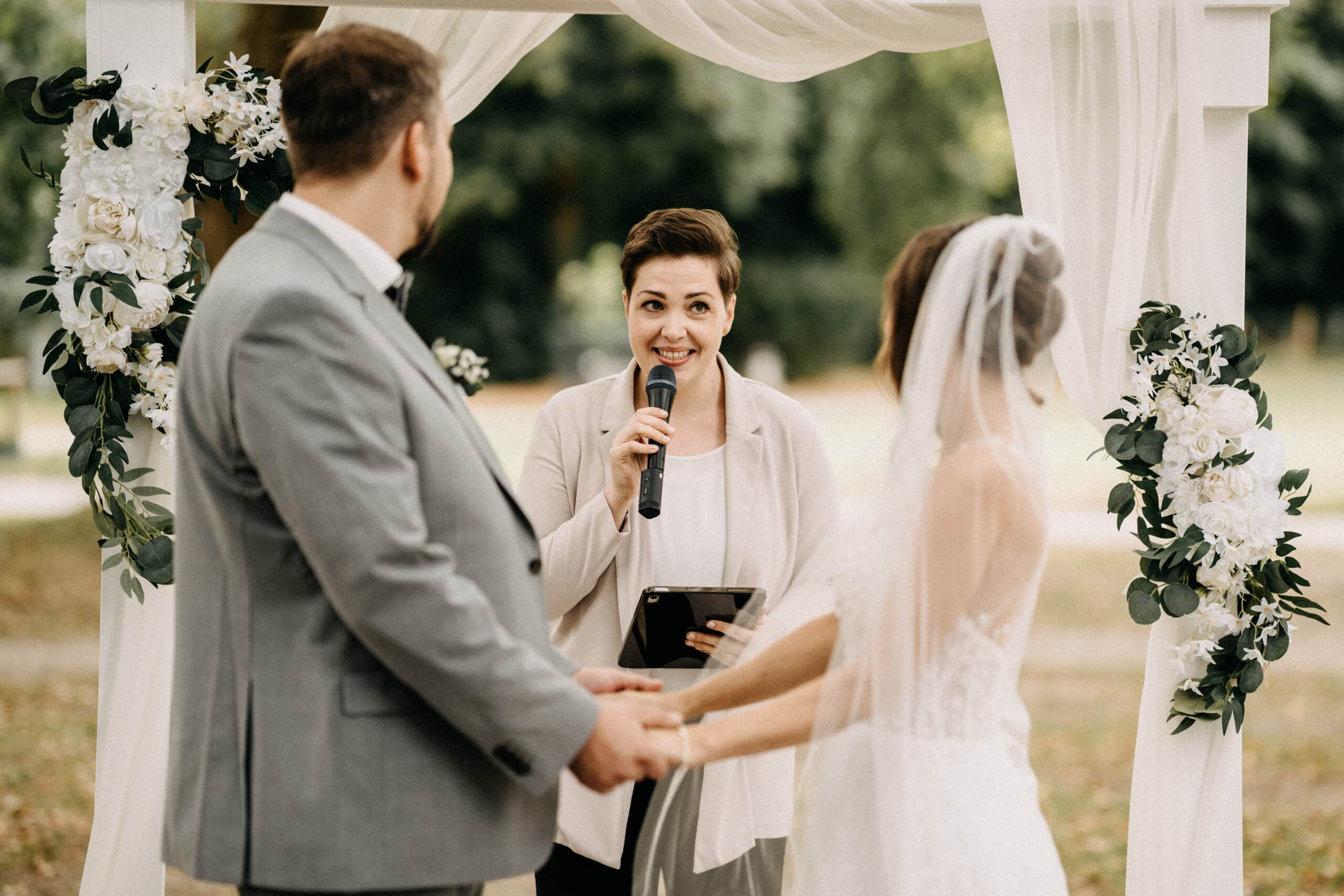 Traurednerin Alina Wessendorf stellt in der Freien Trauung die Traufrage