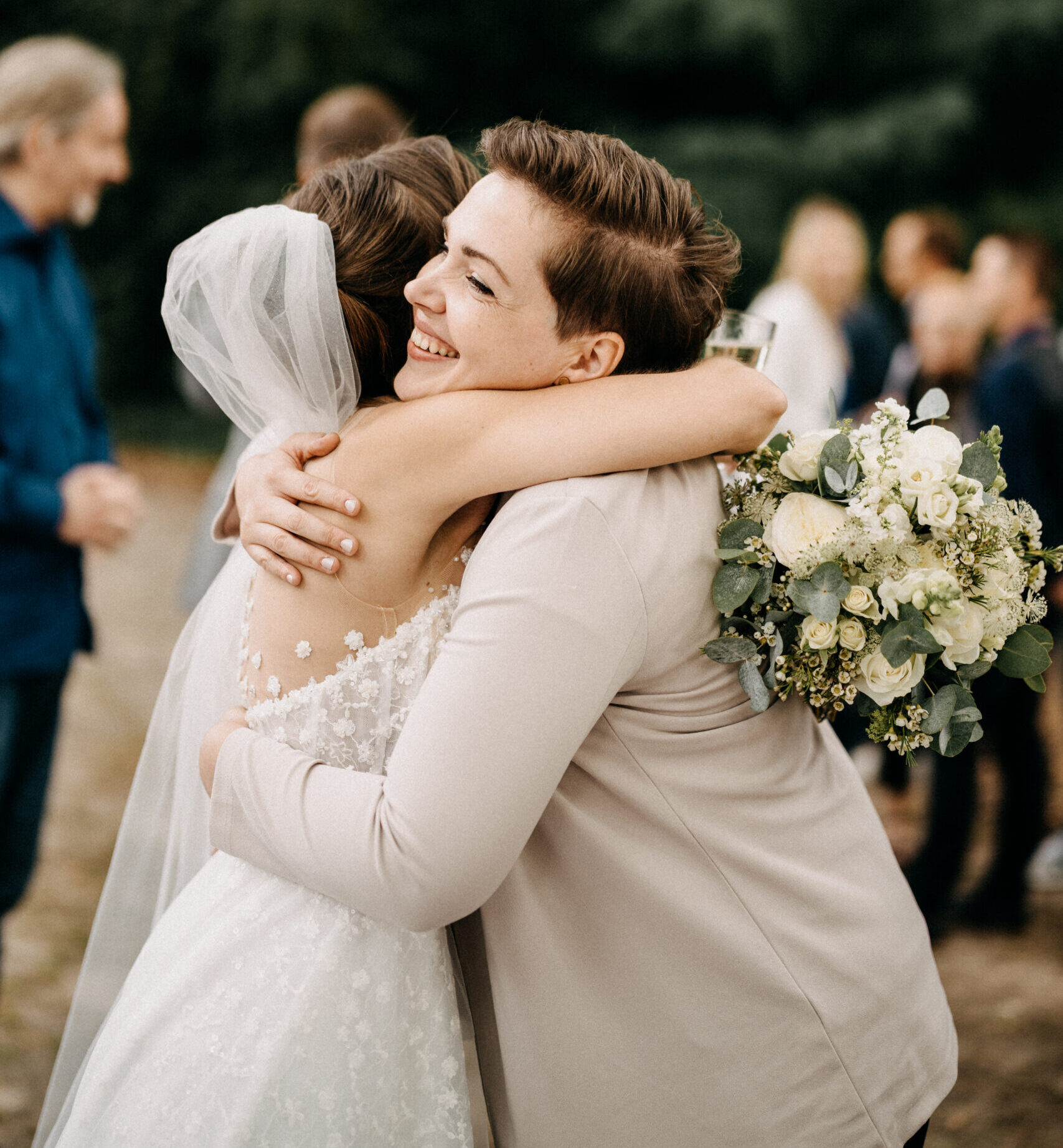 Freie Rednerin Alina Wessendorf umarmt ihre Braut nach der Freien Trauung