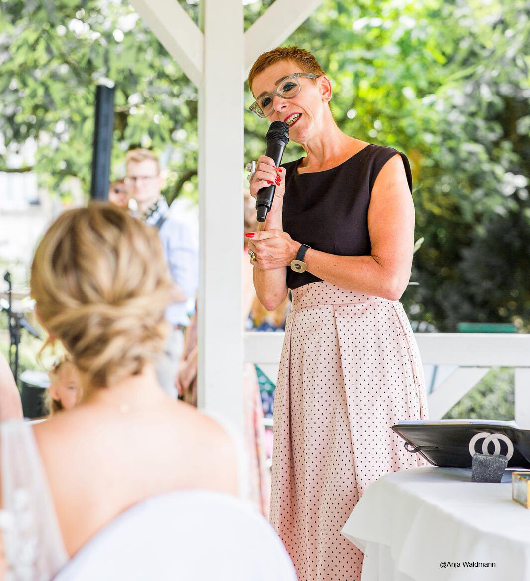 Hier sieht man unsere Freie Rednerin Bettina Manuela Hambuch