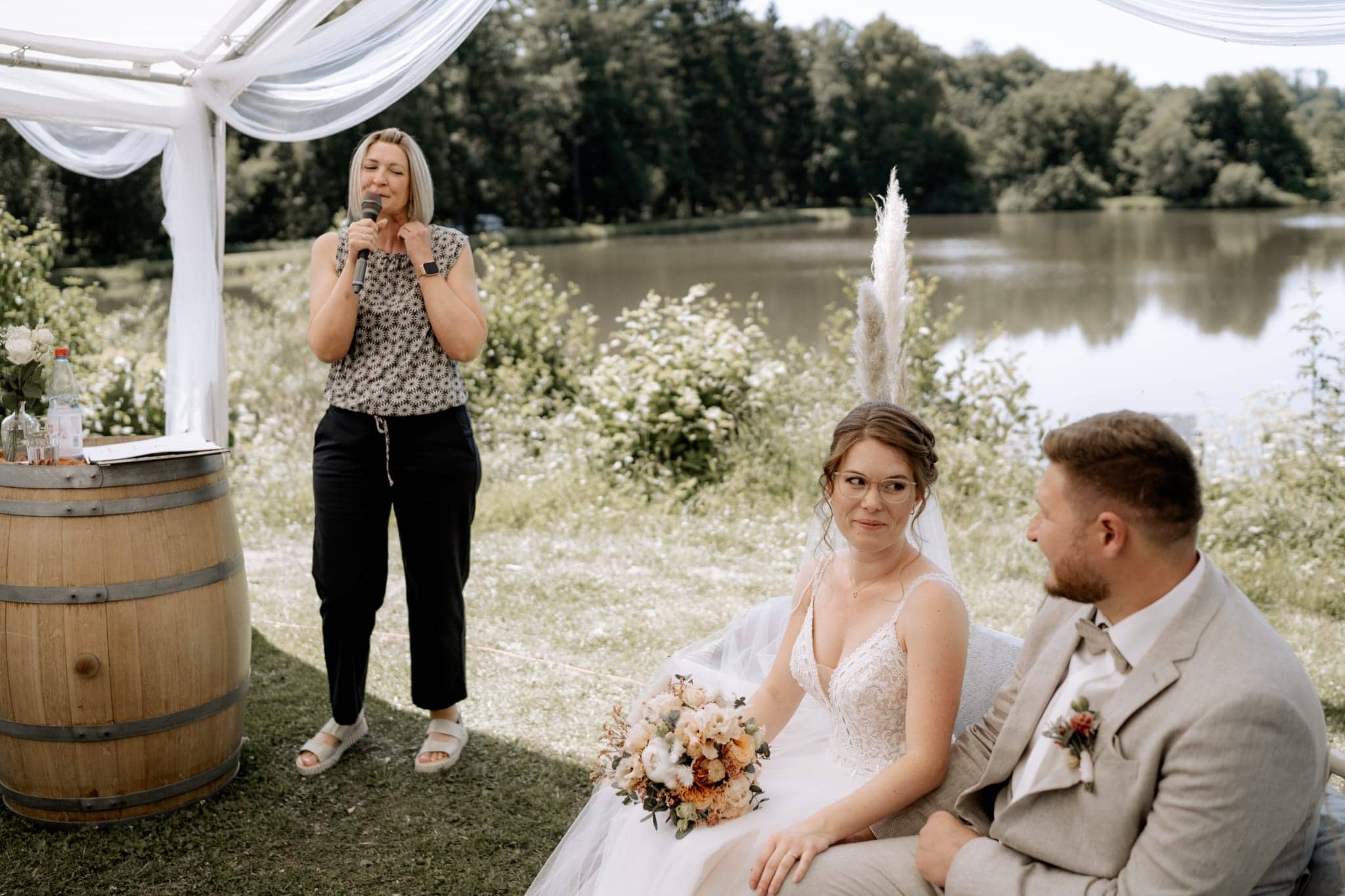 Traurednerin Katha Wolf hält Traurede für ein Hochzeitspaar