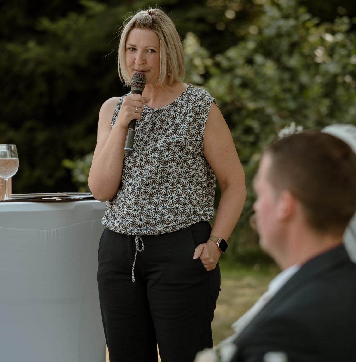 Freie Rednerin Katja Wolf während einer Zeremonie
