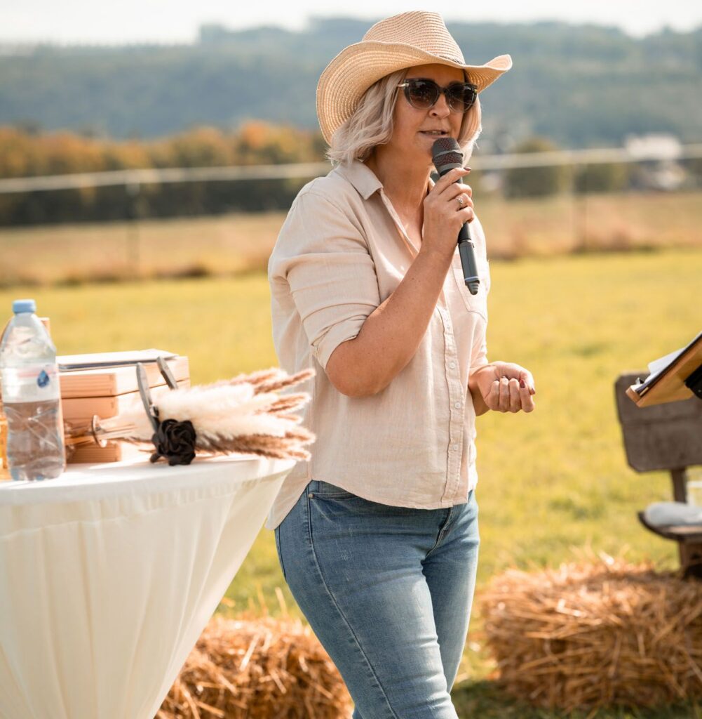 Freie Rednerin Katja Wolf hält eine Zeremonie im Cowboystile