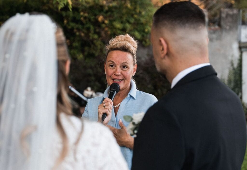 Traurednerin Yvonne Effinger stellt dem Hochzeitspaar die Traufrage