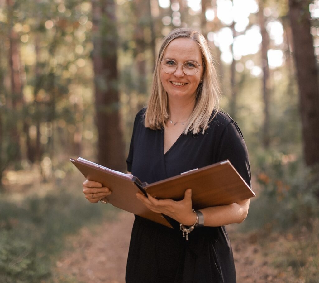 Hier sieht man unsere Freie Rednerin Meike Schweden mit der Redner Mappe in der Hand