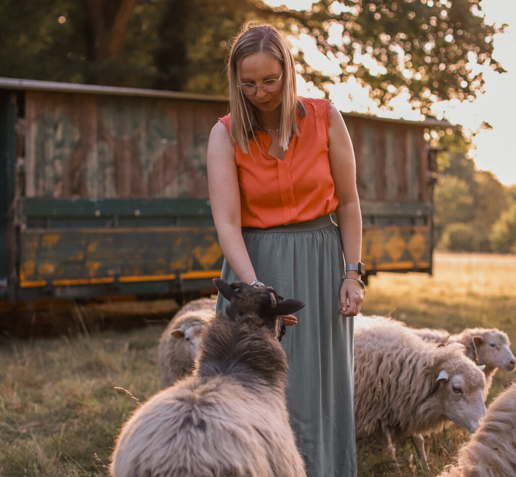 Hier sieht man unsere Freie Rednerin Meike Schweder mit Schafen