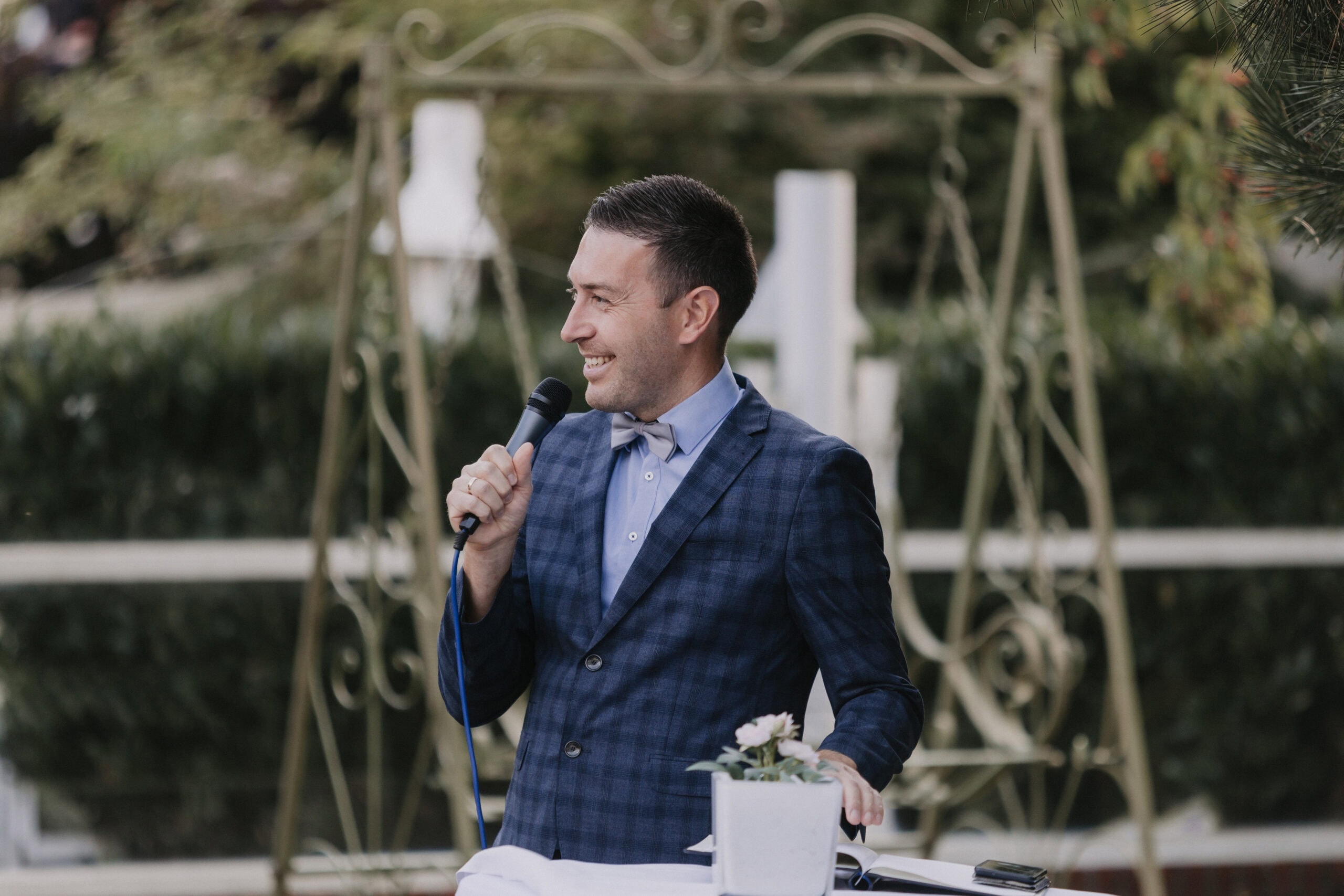 Trauredner Josua Richter hält eine Rede auf einer Freien Trauung