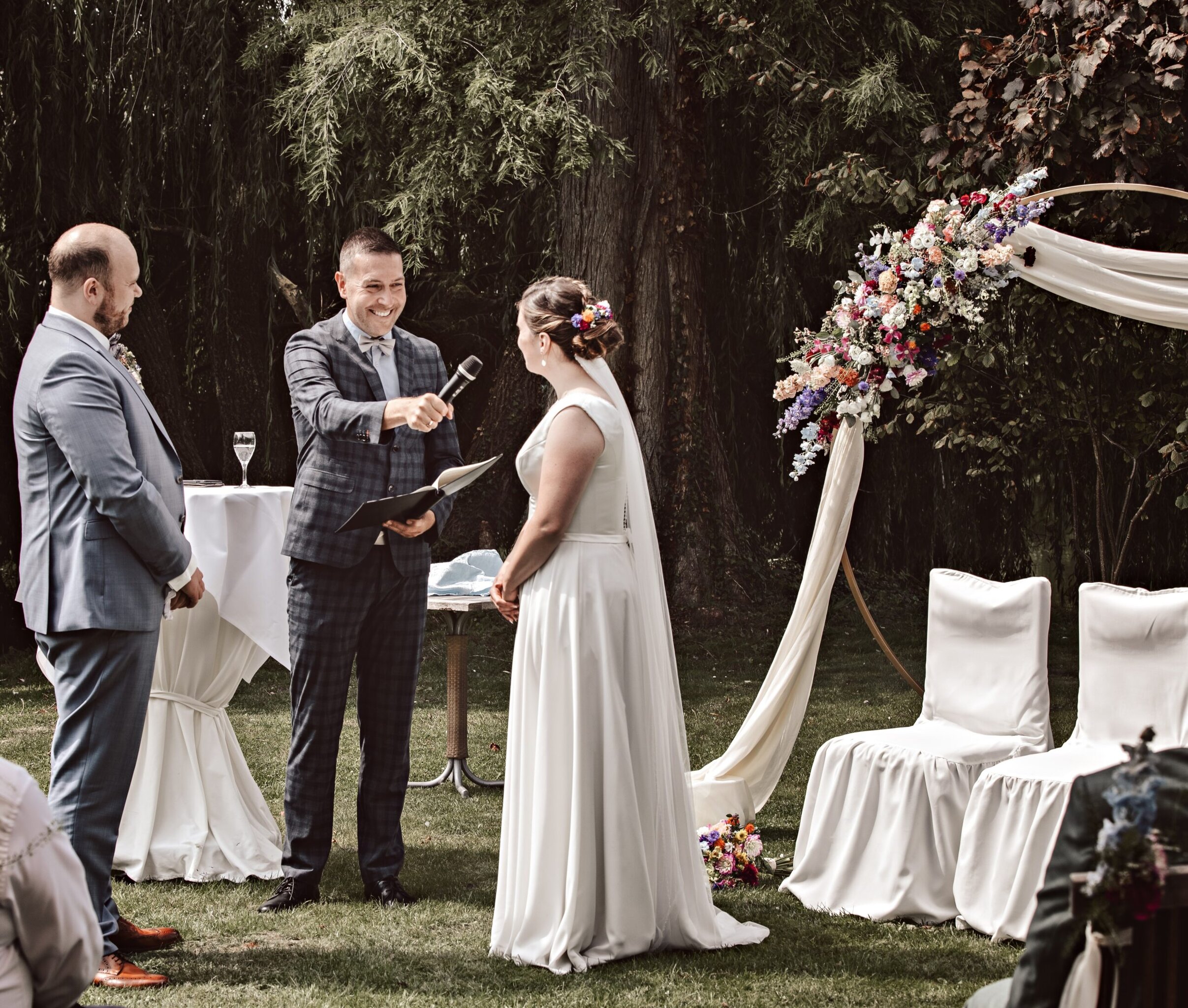 Trauredner Josua Richter stellt einem Hochzeitspaar die Traufrage