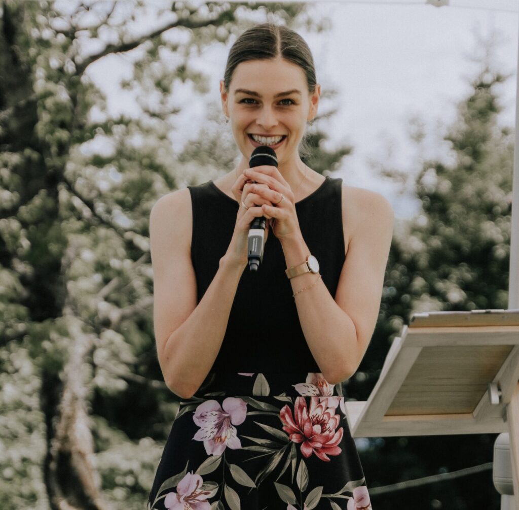 Traurednerin Dorothee Bliem bei einer Traurede auf einer Freien Trauung