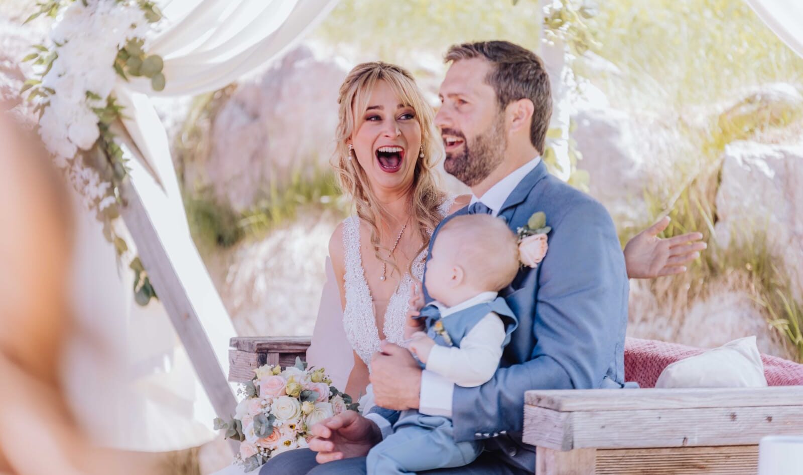 Glückliches Hochzeitspaar mit ihrem Nachwuchs von Traurednerin Dorothee Bliem