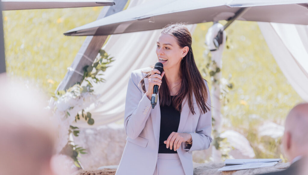 Freie Rednerin Dorothee Bliem hält eine Freie Trauung ab