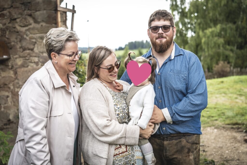 Freie Rednerin Sandra Hofer bei einem Konderwillkommensfest