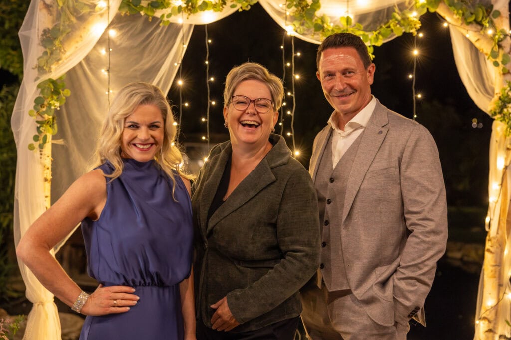 Traurednerin Sandra Hofer mit glücklichem Hochzeitspaar