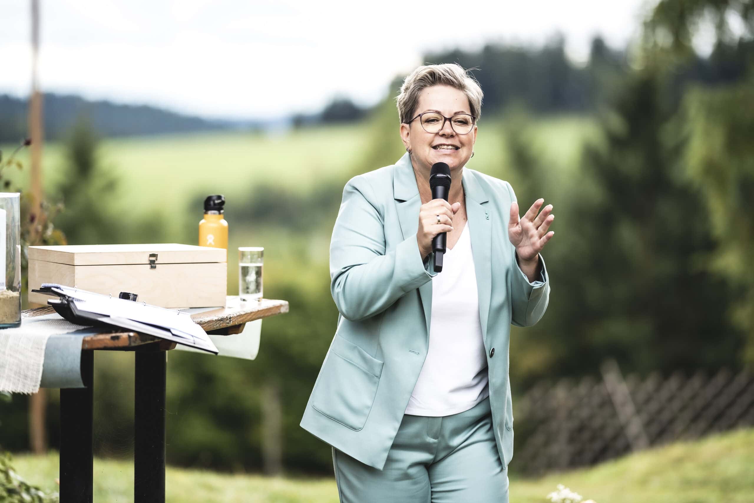 Freie Rednerin Sandra Hofer hält ein Willkommensfest